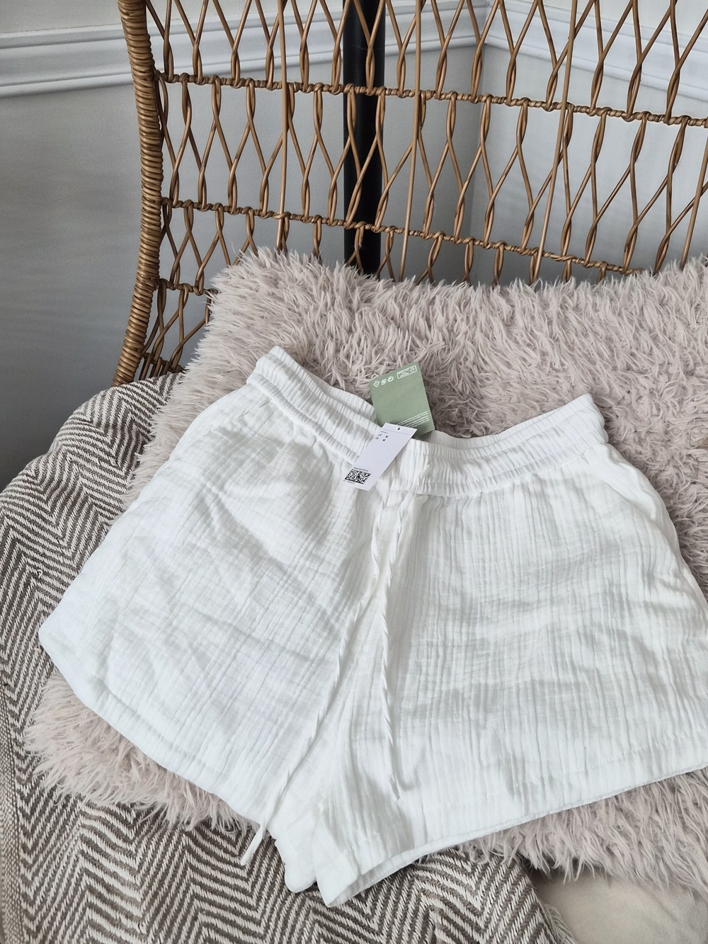H&M White Lightweight Elastic Waist Athletic Shorts